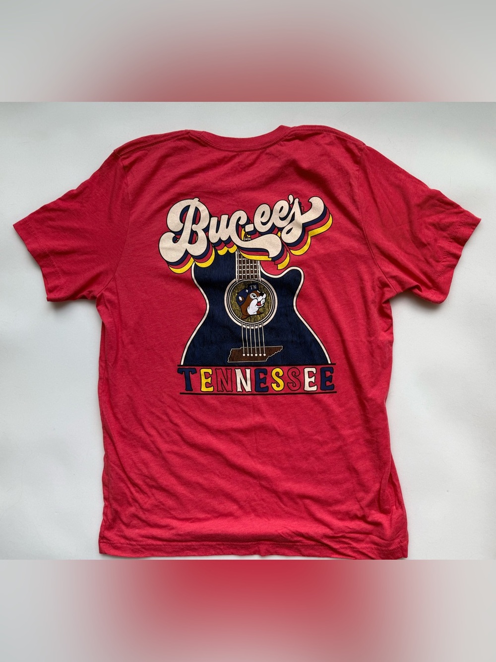 Buc-ee’s Tennessee Beaver Guitar Pattern Red Size Large Short Sleeve T-Shirt